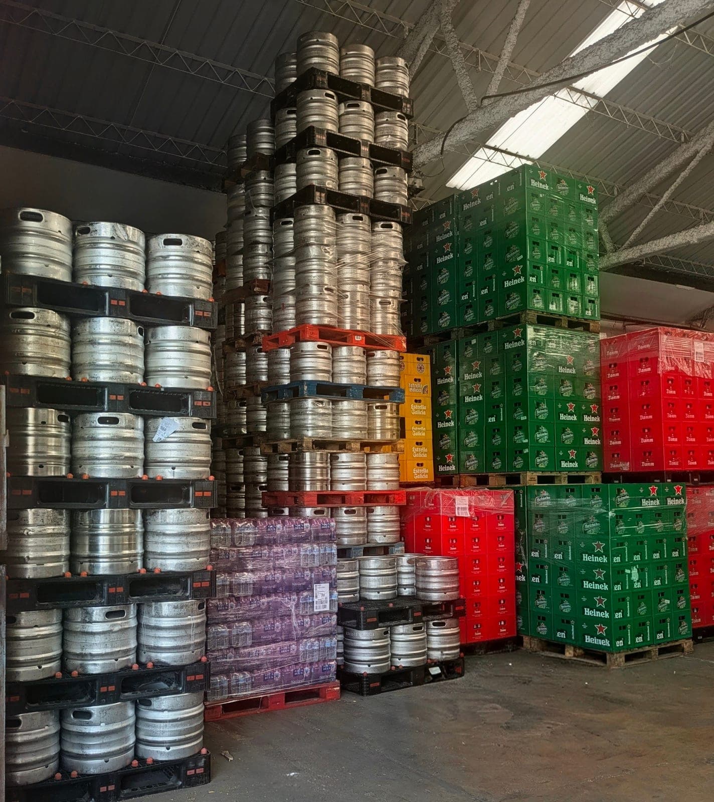 Barriles de cerveza preparados para reparto